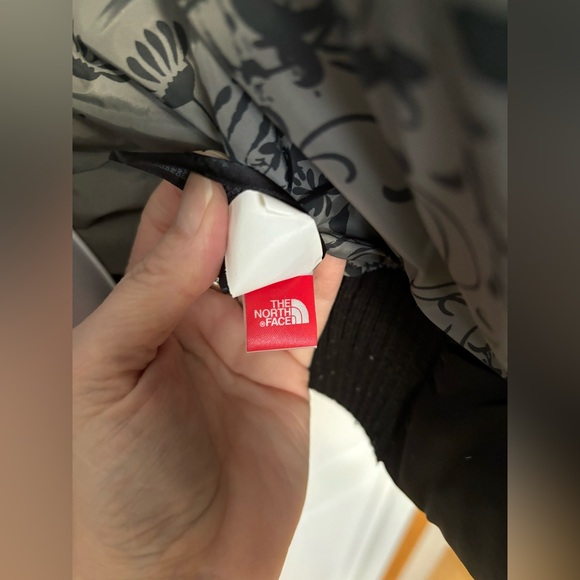 The North Face 550 Down Hooded Puffer Vest with fur trim (Size Small) - Picture 8 of 9